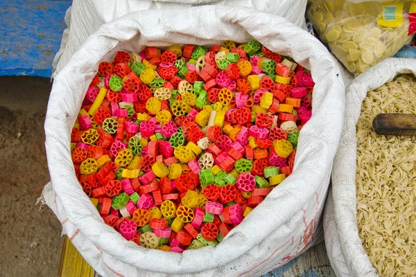 Macarrão seco colorido no bazar Varanasi, Índia — Fotografia de Stock