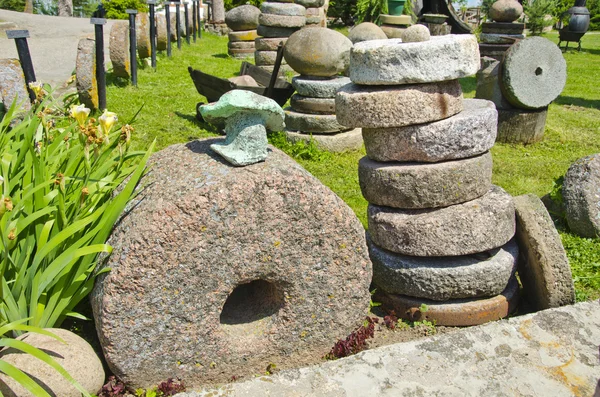 Colección histórica de piedra de molino en granja — Foto de Stock