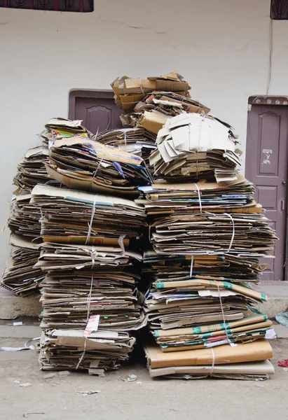 Desperdícios de cartão de papel para reciclagem na rua — Fotografia de Stock