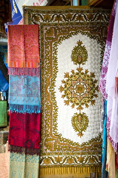 Tibetan national shawls in Dharamsala, India — Stock Photo, Image