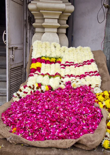 Diverse bloemen in delhi straat markt — Stockfoto