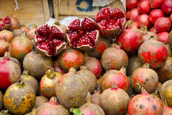 Fresh pomegranate in Delhi street market — Stock Photo, Image