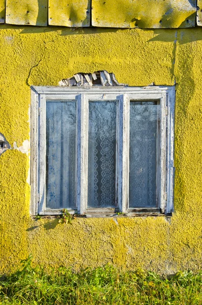 Eski evin duvarında eski ve yaşlı pencere — Stok fotoğraf