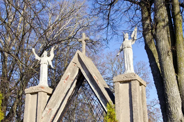 Twee oude engelen standbeelden op oude poort — Stockfoto