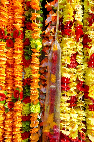 Belas flores guirlandas no mercado de Delhi — Fotografia de Stock
