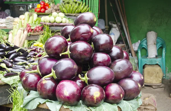 Berenjenas y otras hortalizas en el mercado asiático — Foto de Stock