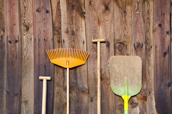 Agricoltori strumenti su vecchio fienile muro di sfondo — Foto Stock