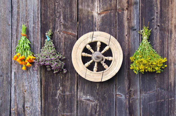 Roda de madeira vintage e ervas medicinais bando — Fotografia de Stock