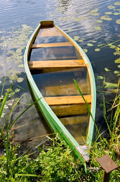 Vatten i träbåt efter sommaren regnar — Stockfoto