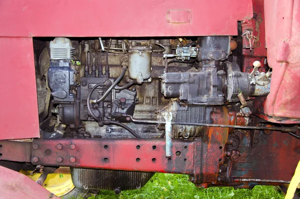 Ročník traktor motor fragment ve farmě — Stock fotografie