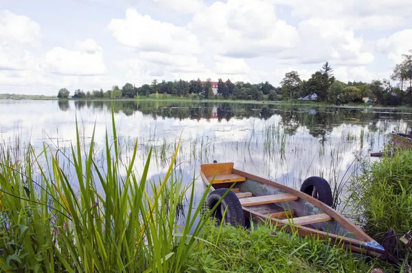 Jezioro lato i jednej łodzi — Zdjęcie stockowe