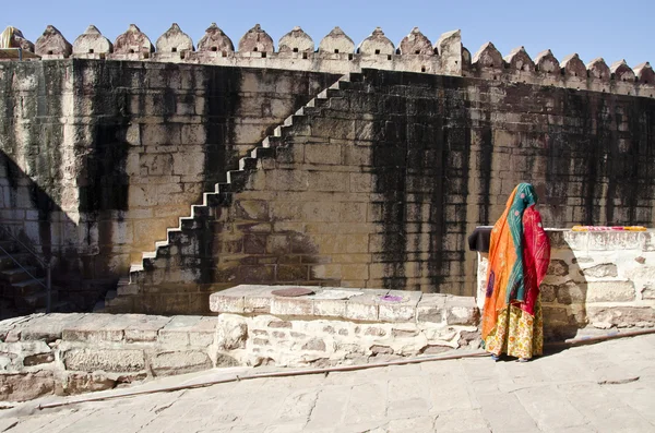 Indian woman with sari and fort wall in Jodphur — Stock Photo, Image