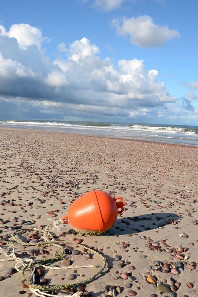 Bóia de laranja na areia da praia do mar — Fotografia de Stock