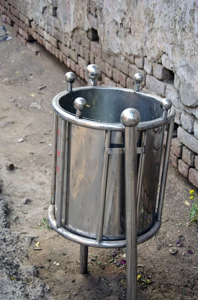 Metal dustbin in Agra city street, India — Stock Photo, Image