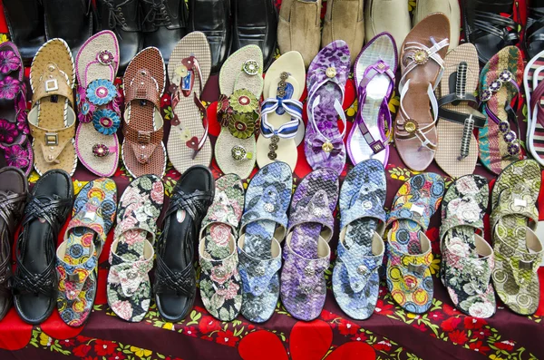Různé barevné boty v Indii trhu — Stock fotografie