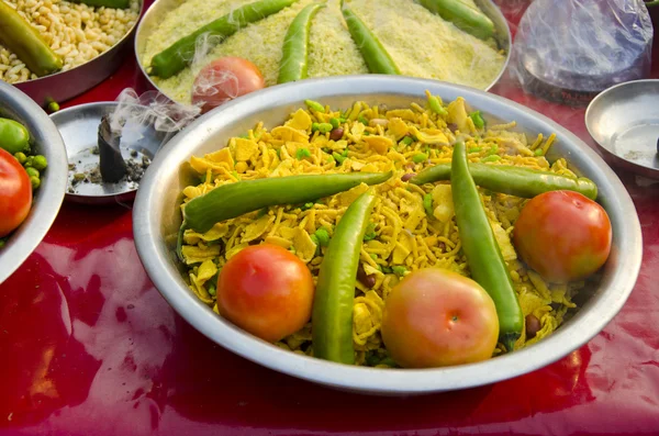 Индийская еда в тарелках и ладан на рынке — стоковое фото
