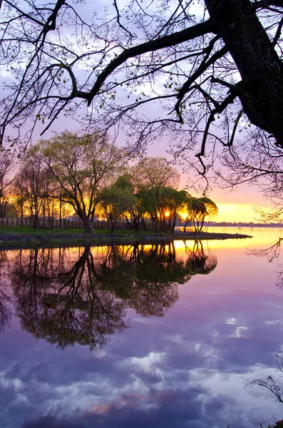 Bellissimo paesaggio tramonto serale sul lago — Foto Stock