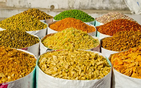 Diferentes especiarias e alimentos no mercado de rua, Índia — Fotografia de Stock