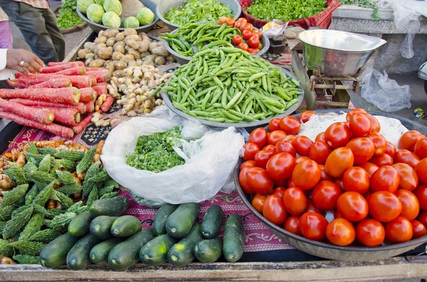 Varios vegetales en el mercado callejero de Delhi, India — Foto de Stock