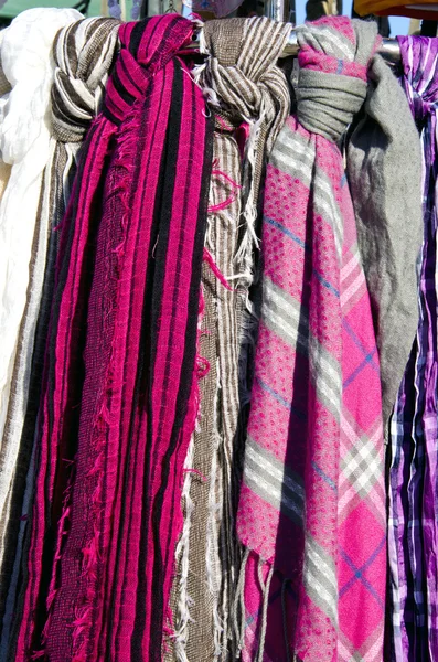 Verschillende sjaals in markt — Stockfoto