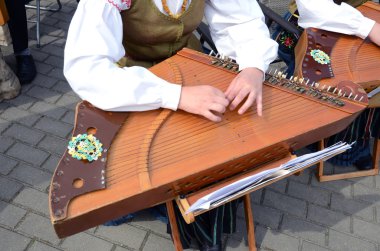 Etnografik dize müzik aleti ile oynayan kız