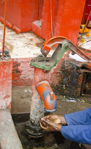 Ouderwetse waterpomp in varanasi straat, india — Stockfoto