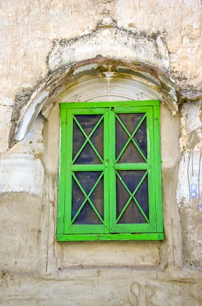 Janela verde na parede velha — Fotografia de Stock