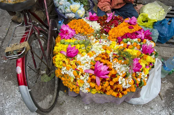 Různé květiny v trhu varanasi street, Indie — Stock fotografie