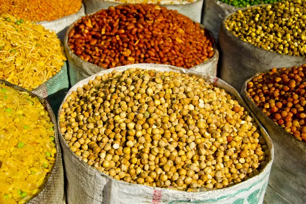 Pilhas de alimentos em Delhi street bazaar, Índia — Fotografia de Stock