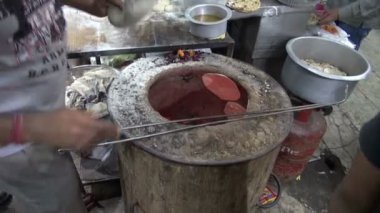 Hindistan delhi sokak pazarında Çapati pişirme