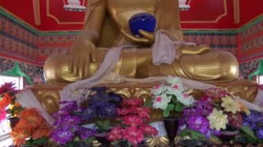 renkli süslü Buda heykeli tapınağında dharamsala, Hindistan