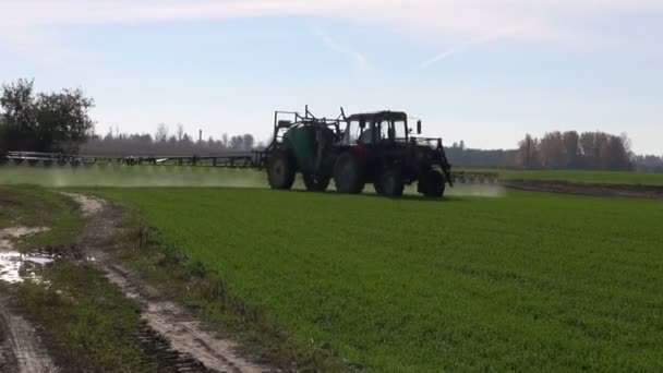 Agricultor trator pulverização com campo de cultura química — Vídeo de Stock