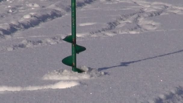 Інструмент буріння льоду для зимової риболовлі на озері льоду — стокове відео