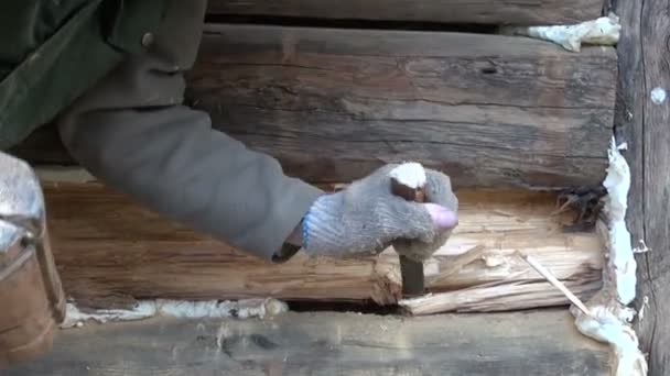 Реконструкция деревянных стен старого дома — стоковое видео