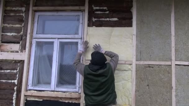 Aislamiento de pared de casa vieja con obras de lana de roca mineral — Vídeo de stock