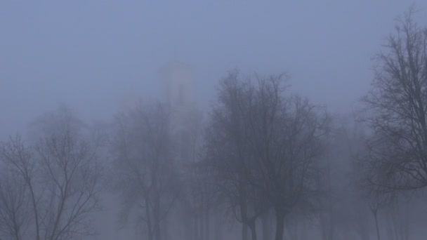 Bell geluid in de ochtend mist en kerktoren silhouet — Stockvideo