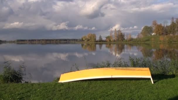 Hermoso paisaje del lago de otoño y barco amarillo — Vídeos de Stock