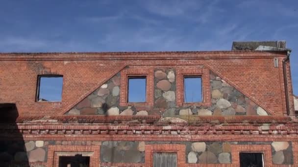 Ruinas históricas del molino de agua señorial y el cielo — Vídeos de Stock