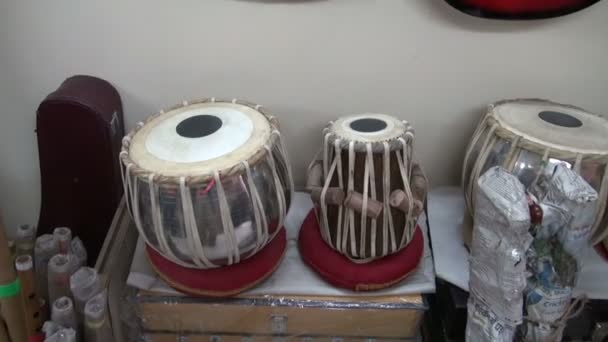 Indiase muzikale instrumenten tabla drums in delhi winkel — Stockvideo