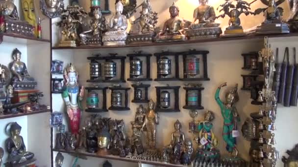 Souvenirs budistas tibetanos y objetos religiosos en la tienda, India — Vídeos de Stock