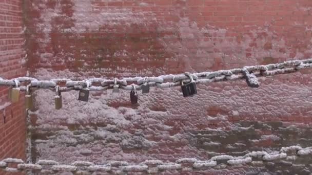 Amantes de bloqueo en cadena de puente de metal — Vídeo de stock