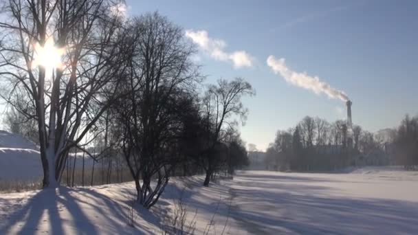 Zimowy krajobraz i komin zanieczyszczenia powietrza — Wideo stockowe