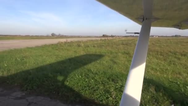 Kleinflugzeug auf Flugplatz — Stockvideo