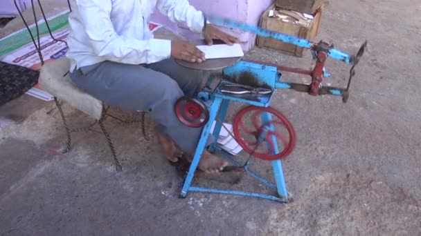 Artesano que trabaja con la máquina primitiva en Jodhpur, India — Vídeo de stock