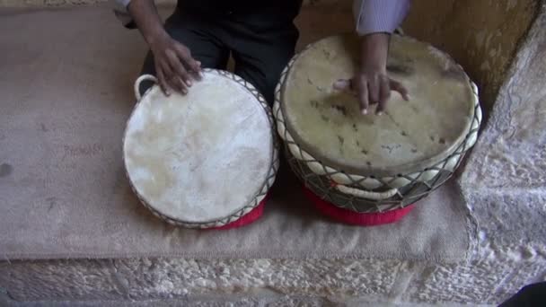 Играть на индийских барабанах табла в Раджастхане, Индия — стоковое видео