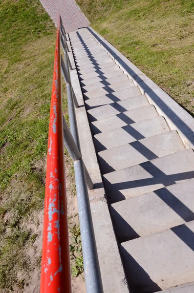 Construção de escadas com trilho vermelho — Fotografia de Stock