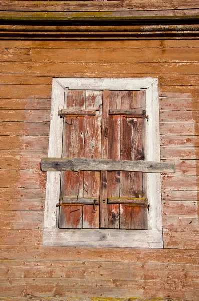 Parede velha casa senhorial de madeira com janela obturador — Fotografia de Stock