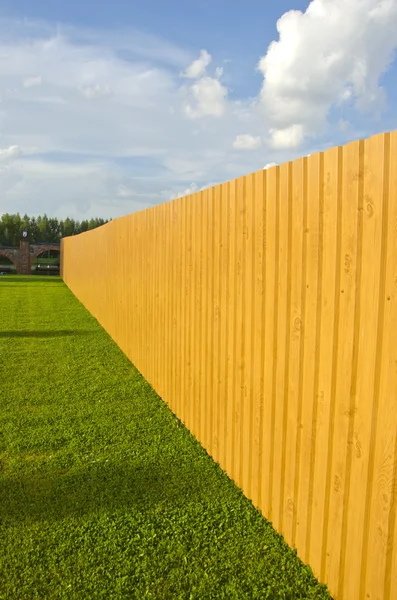 Neuer hölzerner und lackierter Zaun in Bauernhof — Stockfoto