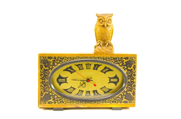 Horloge vintage et sculpture de hibou en bois isolé sur blanc — Photo