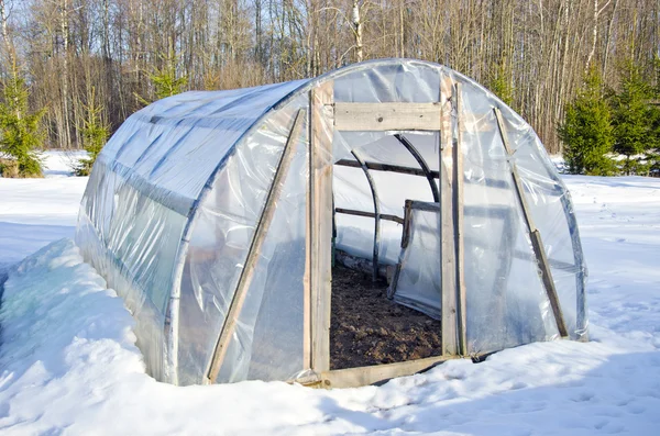 Primitiva handgjorda växthus på vintern i snön — Stockfoto
